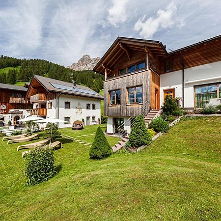 Villa Flora Mountain Lodges San Cassiano  Exterior photo