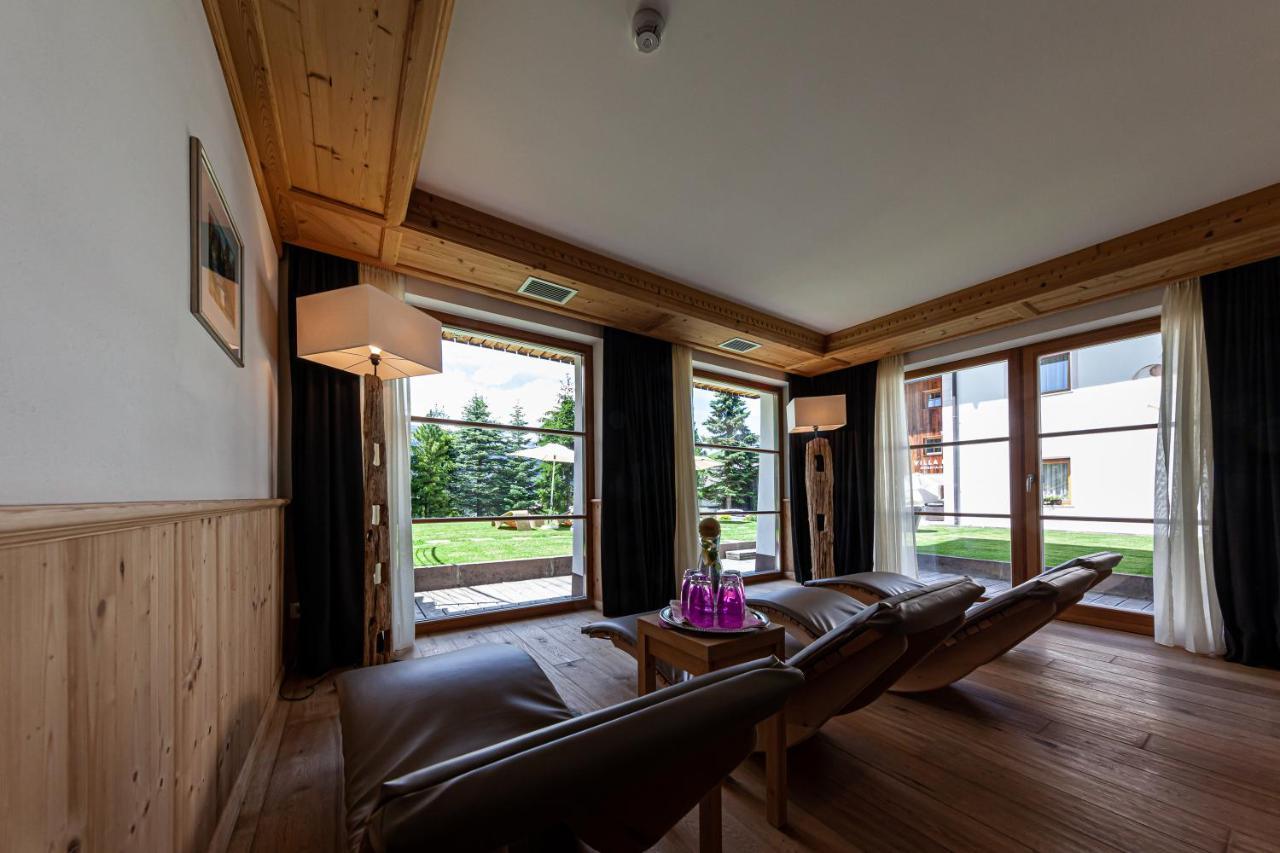Villa Flora Mountain Lodges San Cassiano  Exterior photo