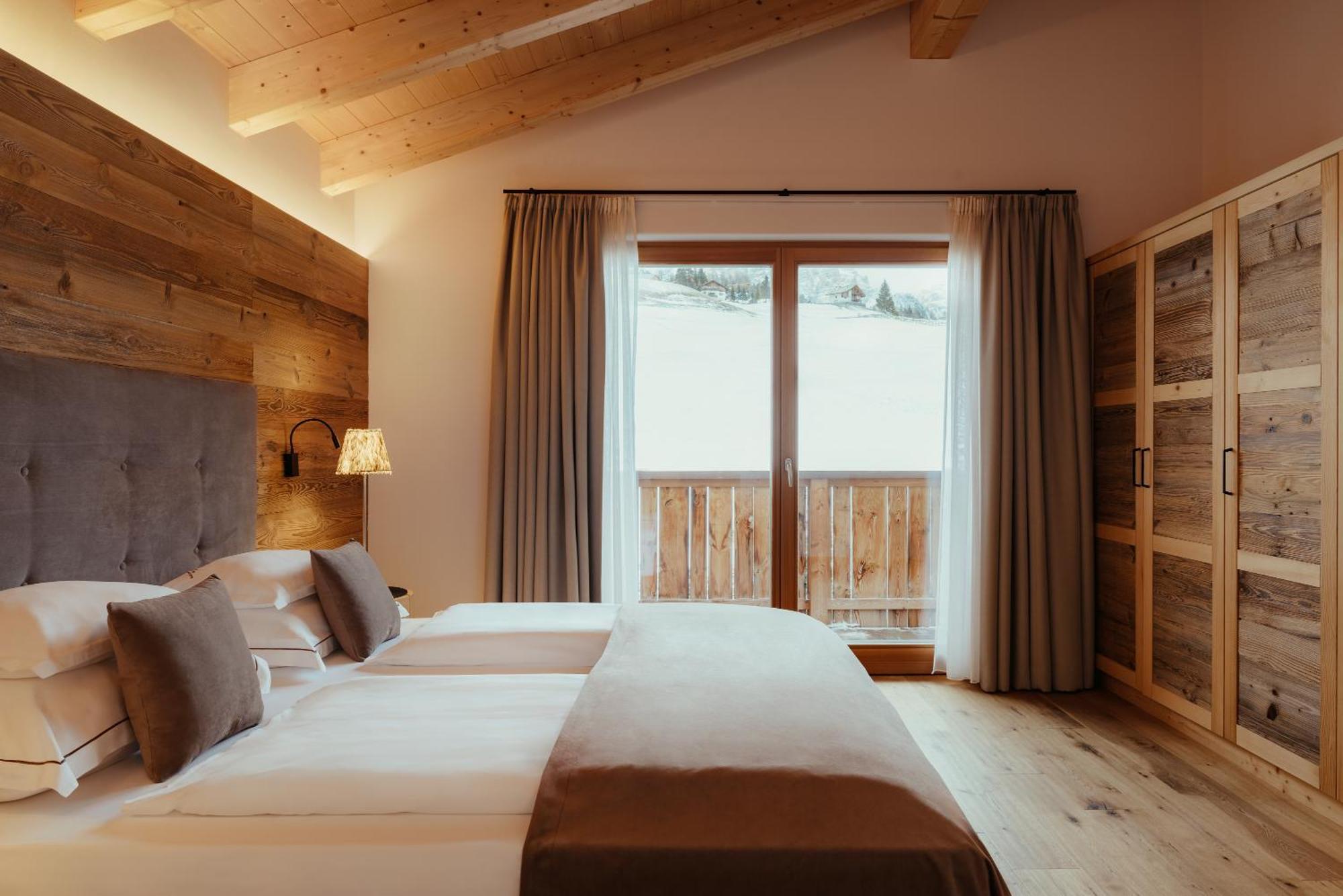 Villa Flora Mountain Lodges San Cassiano  Exterior photo