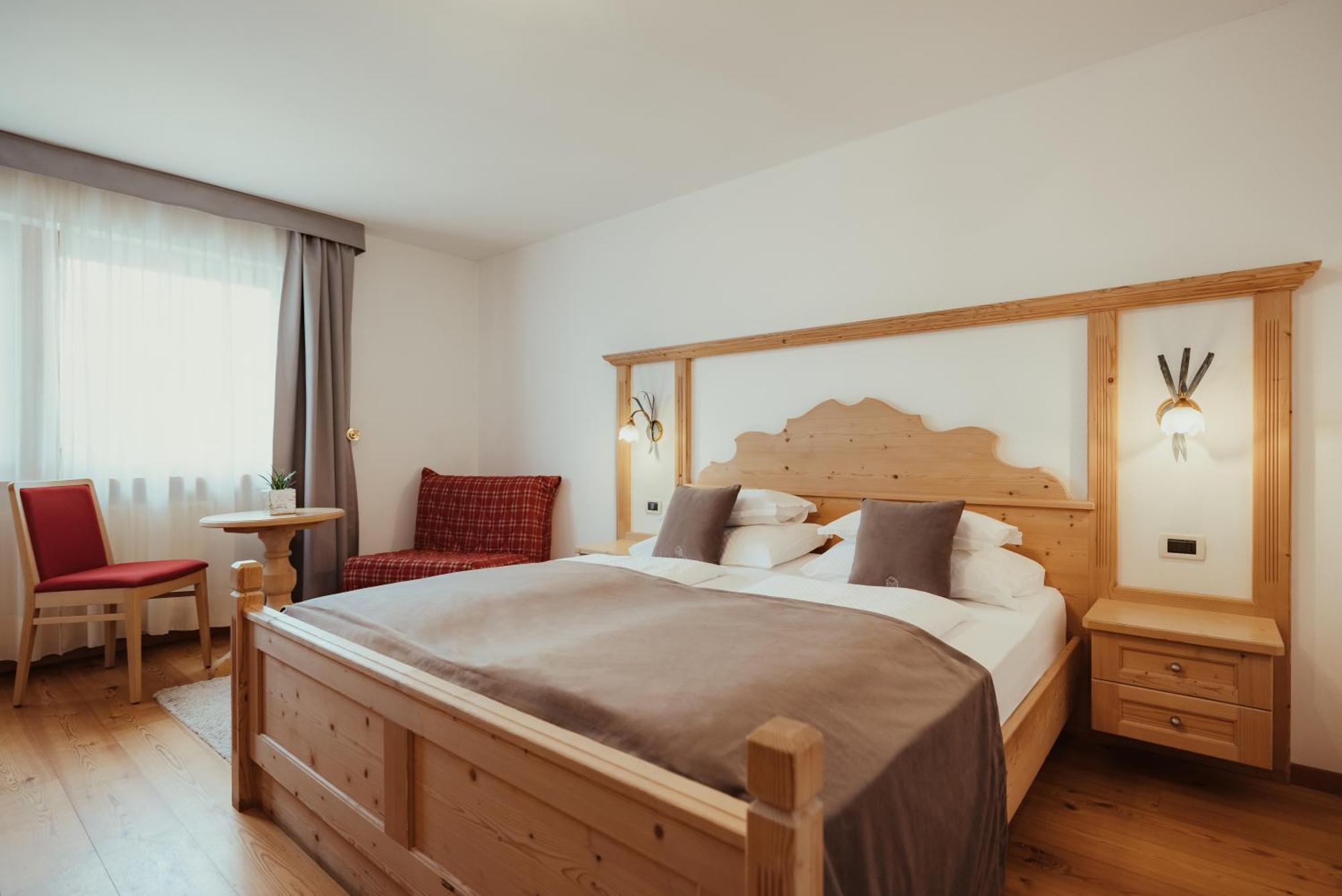 Villa Flora Mountain Lodges San Cassiano  Exterior photo