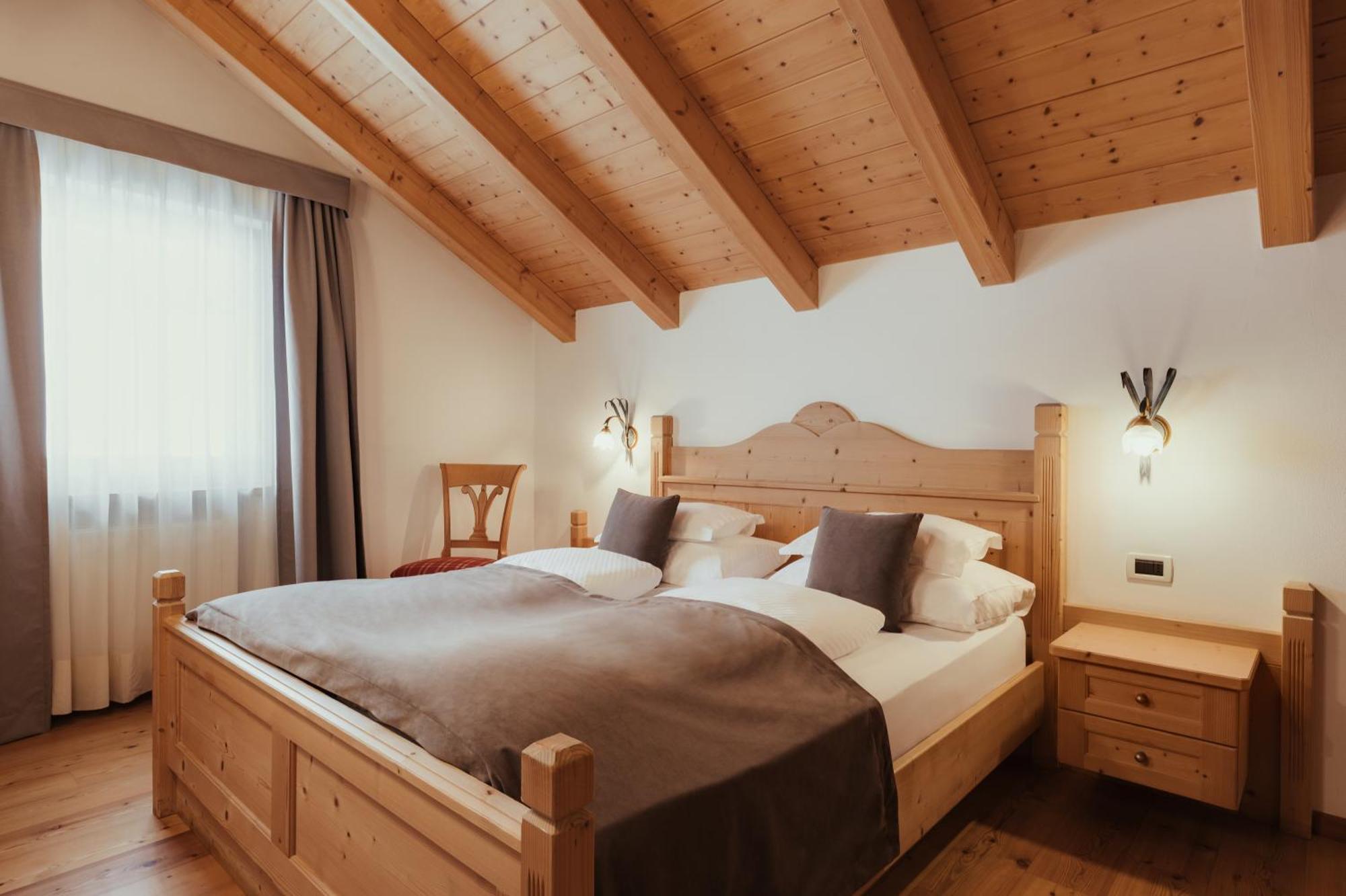 Villa Flora Mountain Lodges San Cassiano  Exterior photo