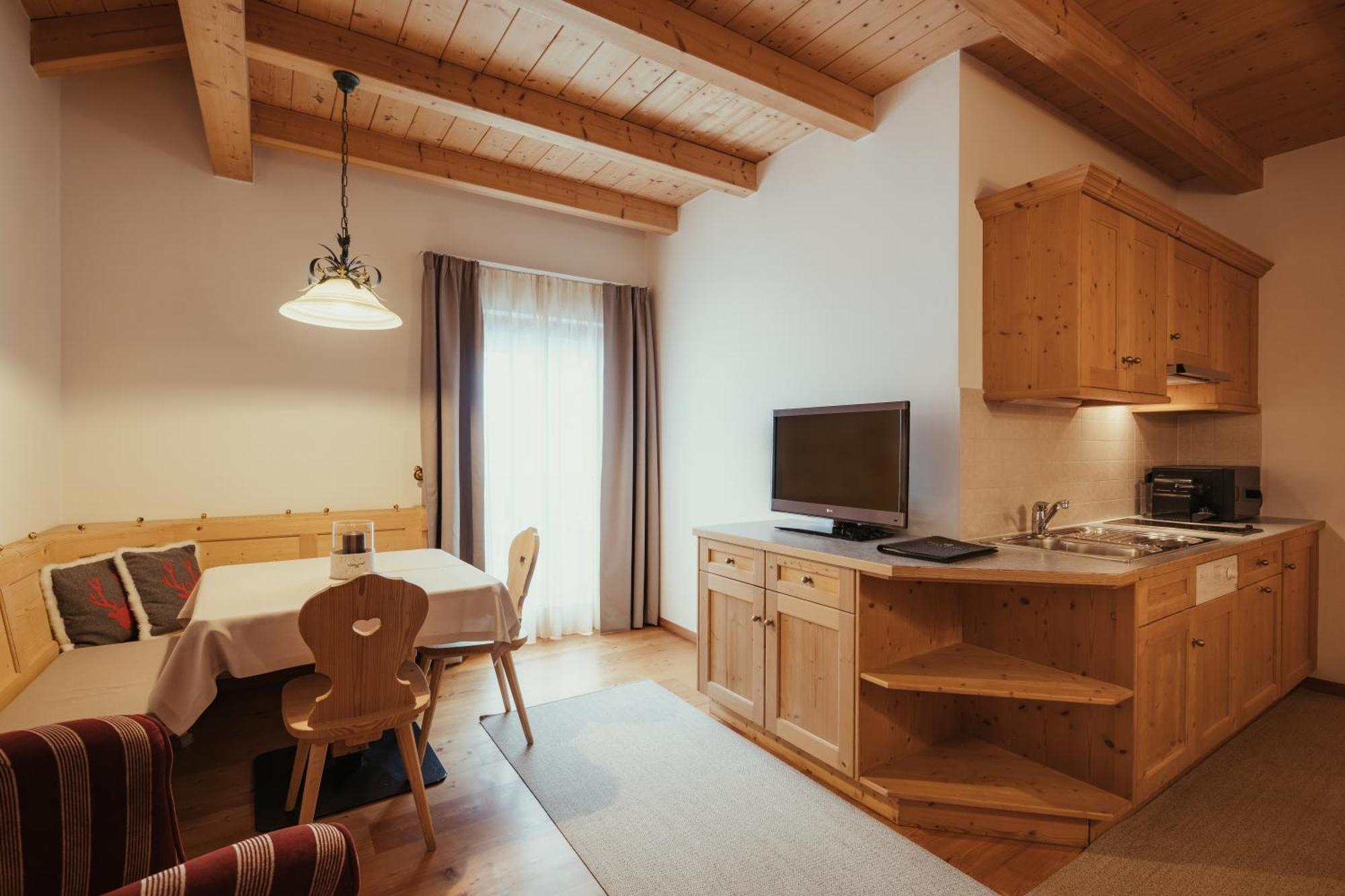 Villa Flora Mountain Lodges San Cassiano  Exterior photo